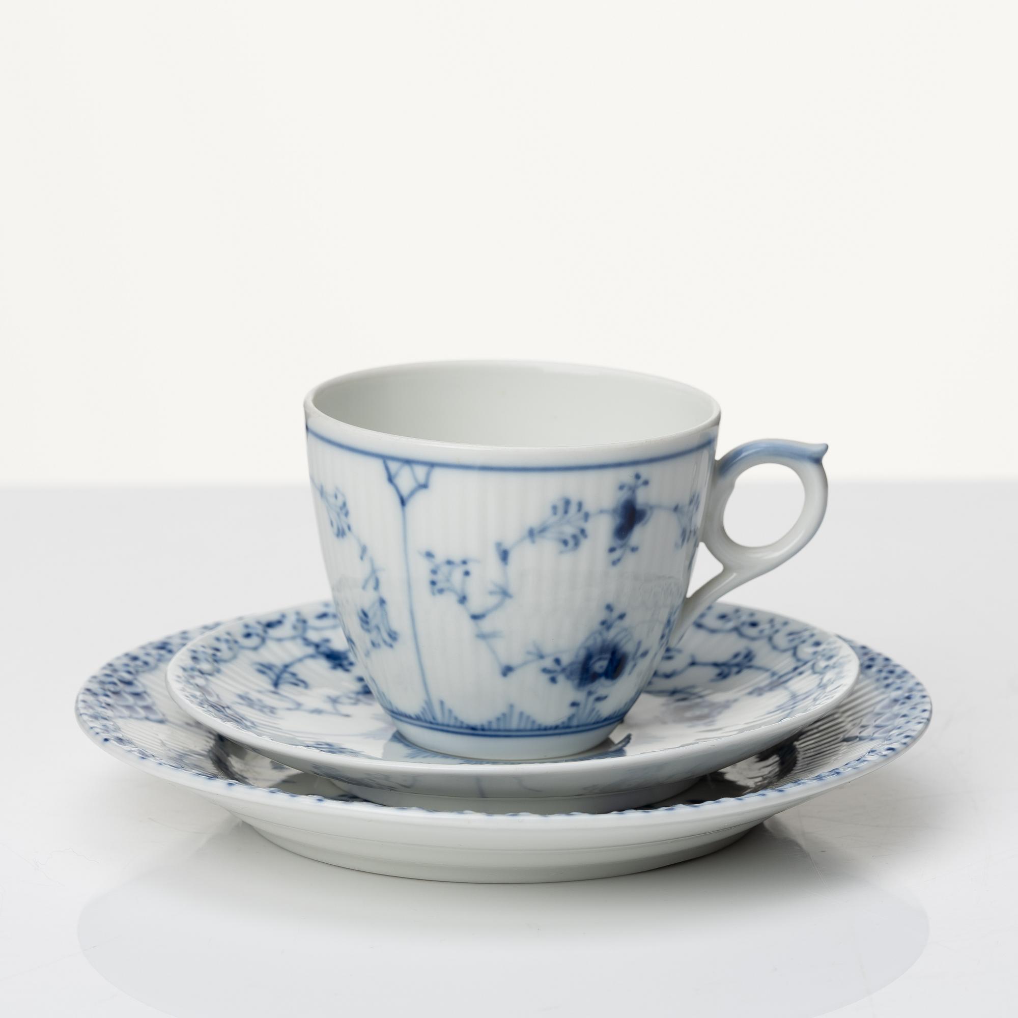 Royal Copenhagen, a 39 pcs 'Musselmalet' porcelain service, Denmark, mixed manufacturing dates, ca 1900 and onwards.