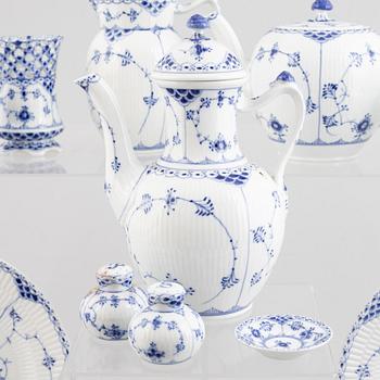 Royal Copenhagen, mat och kaffeservis, 104 delar, "Musselmalet", halvblonde, Danmark, 1900-tal.