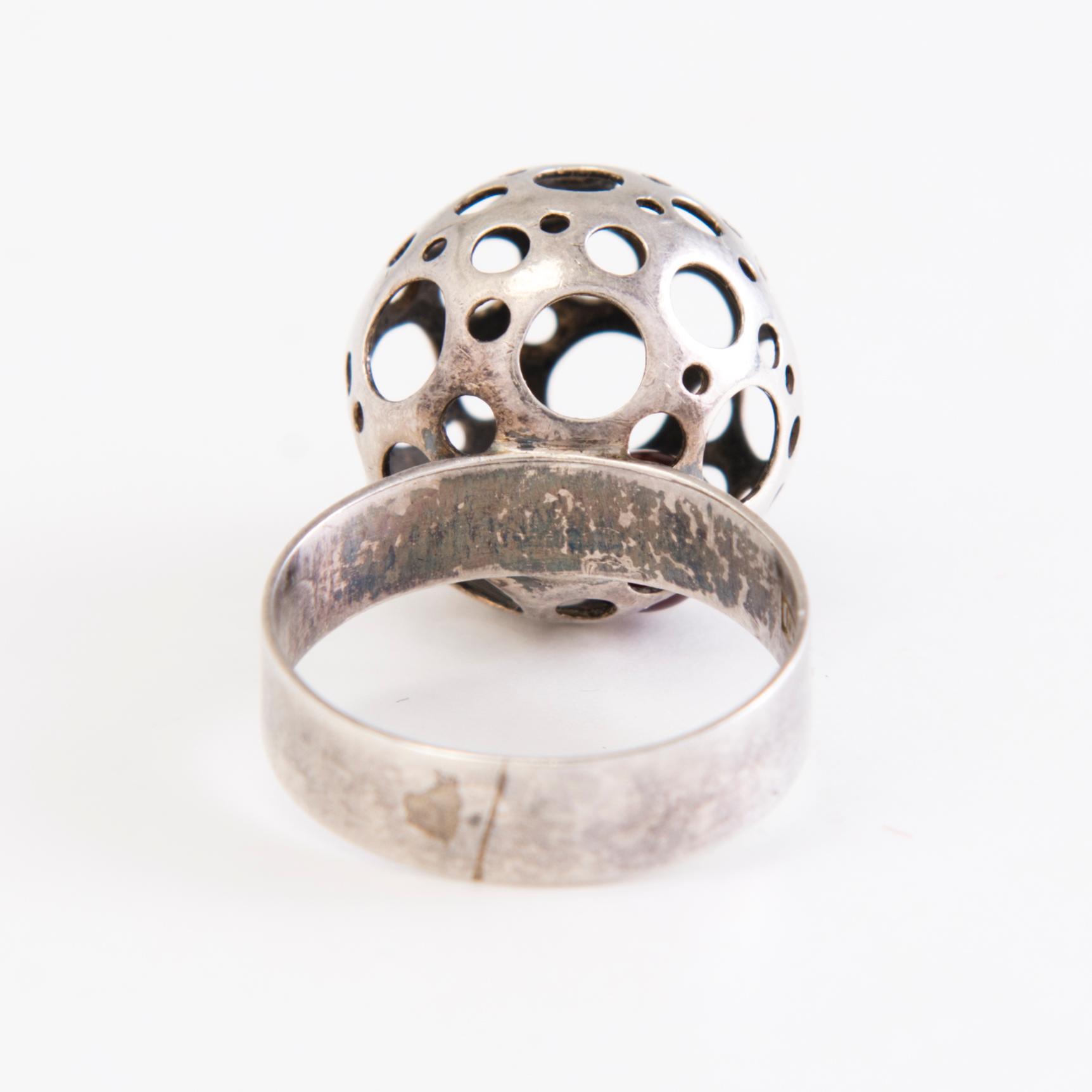 LIISA VITALI, "Leppäkerttu" sormus ja korvakorut, hopeaa, N.Westerback, Helsinki 1971.