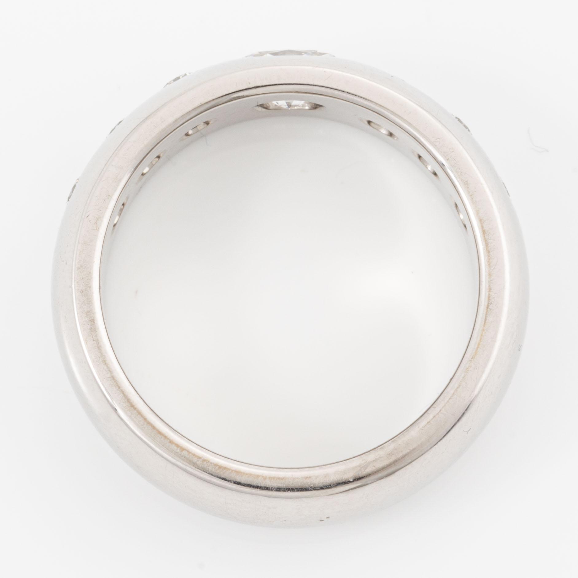 Ring, Schalins, 18K vitguld med ovalslipad diamant och briljantslipade diamanter.