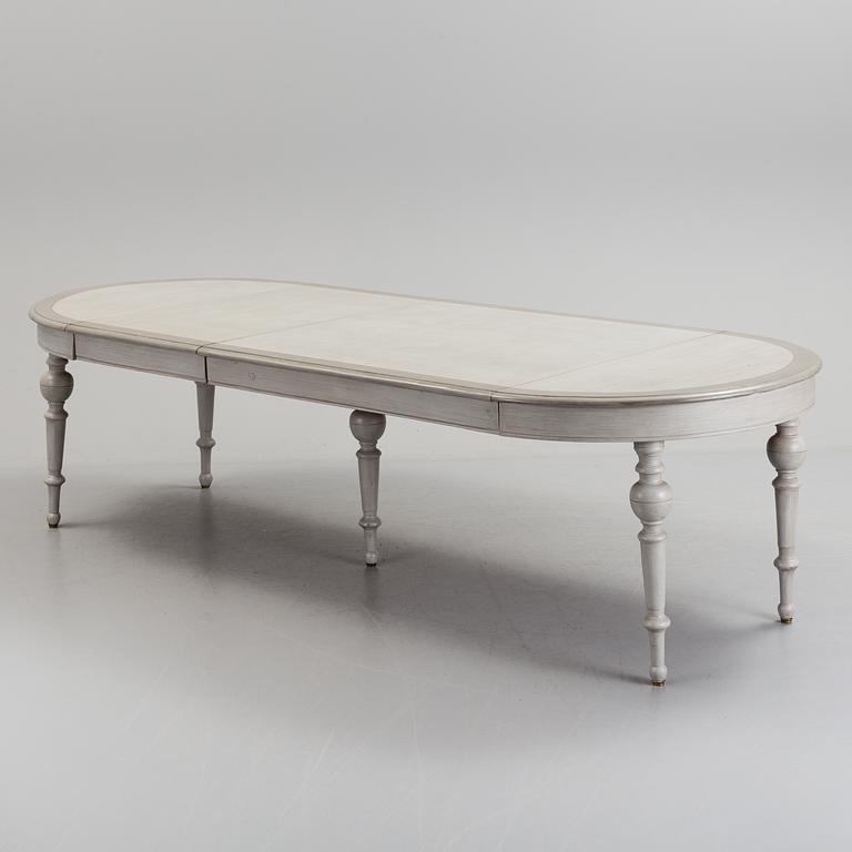 A late 19th century dining table.