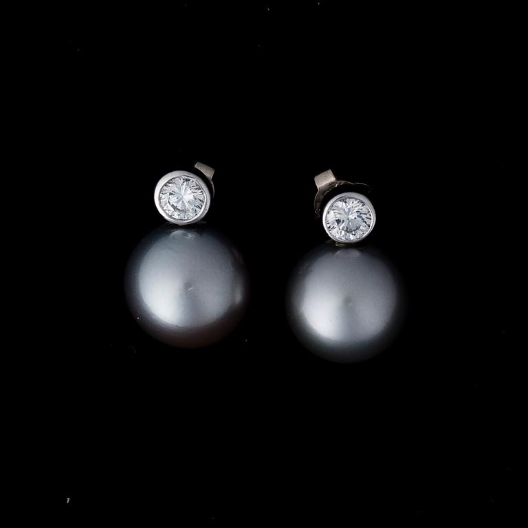 A PAIR OF EARRINGS, cultured South Sea pearls, brilliant cut diamonds, 18K white gold.