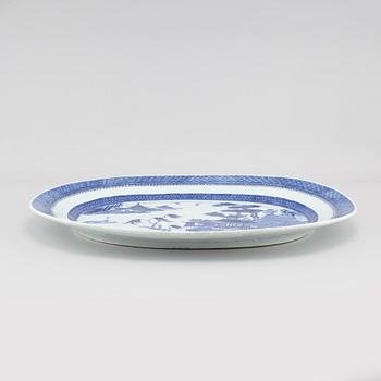 STEKFAT, 2 st, porslin, Kina, Qianlong (1736-1795).