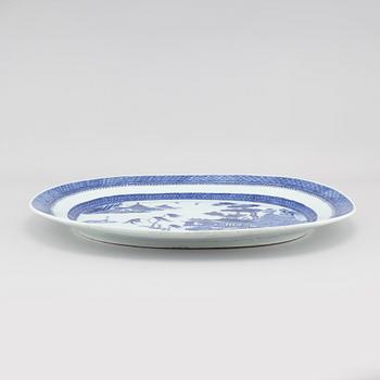 Two porcelain serving dishes from China, Qianlong (1736-1795).