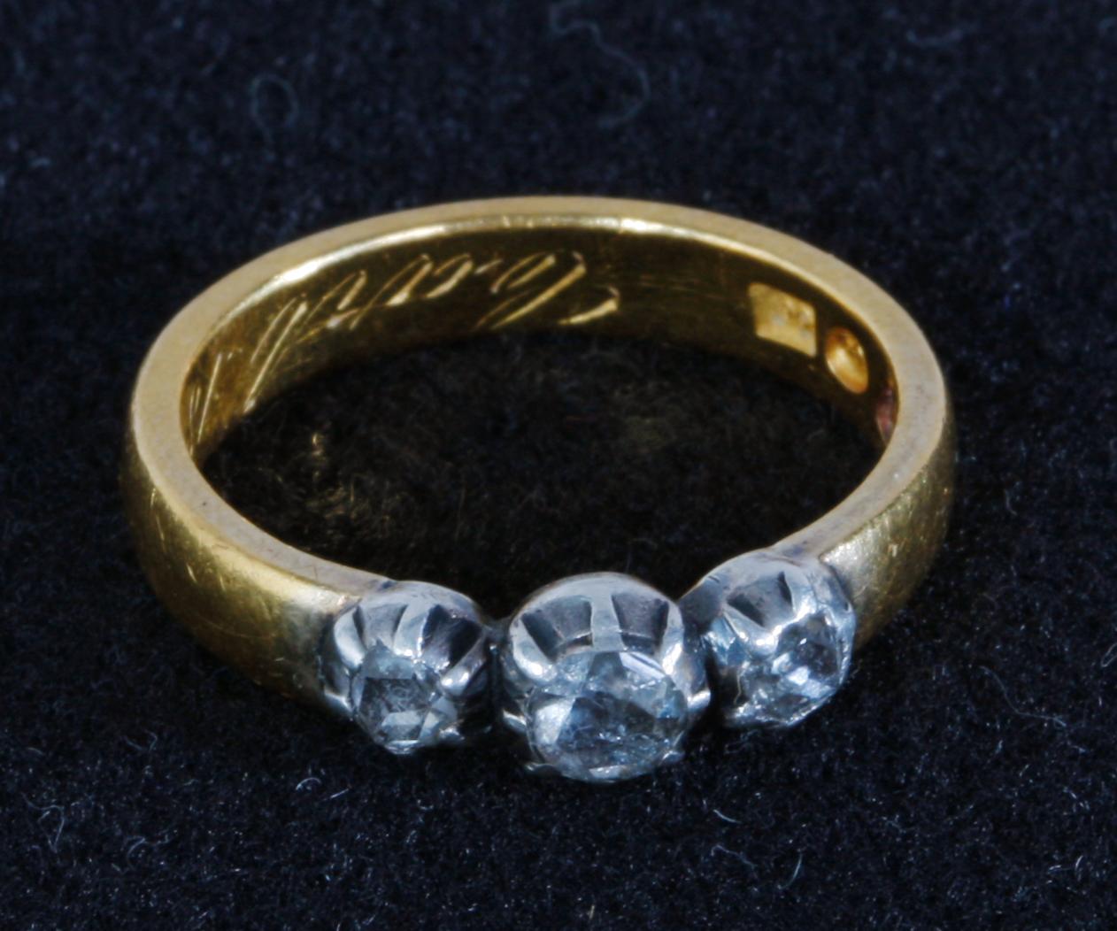 RING, guld, 23k, med tre silverinfattade rosenstenar.