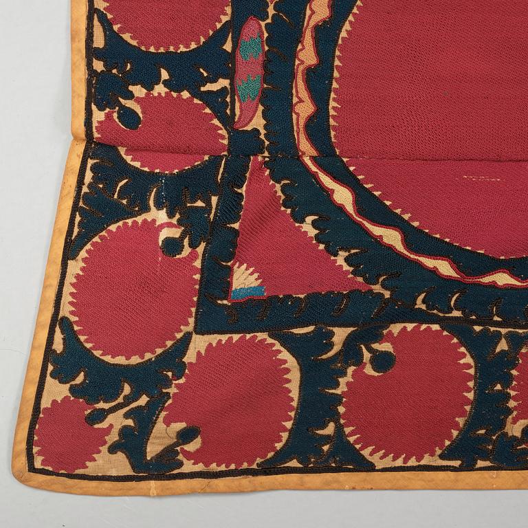 AN ANTIQUE UZBEK SUZANI EMBROIDERY, ca 253,5 x 142 cm (as well as 246x35, 108x9 and 138x7 cm).