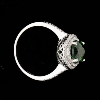 RING, 14k vitguld med kromdiopsid ca9,2x7mm och diamanter. 2000-tal. Vikt 3,1g.