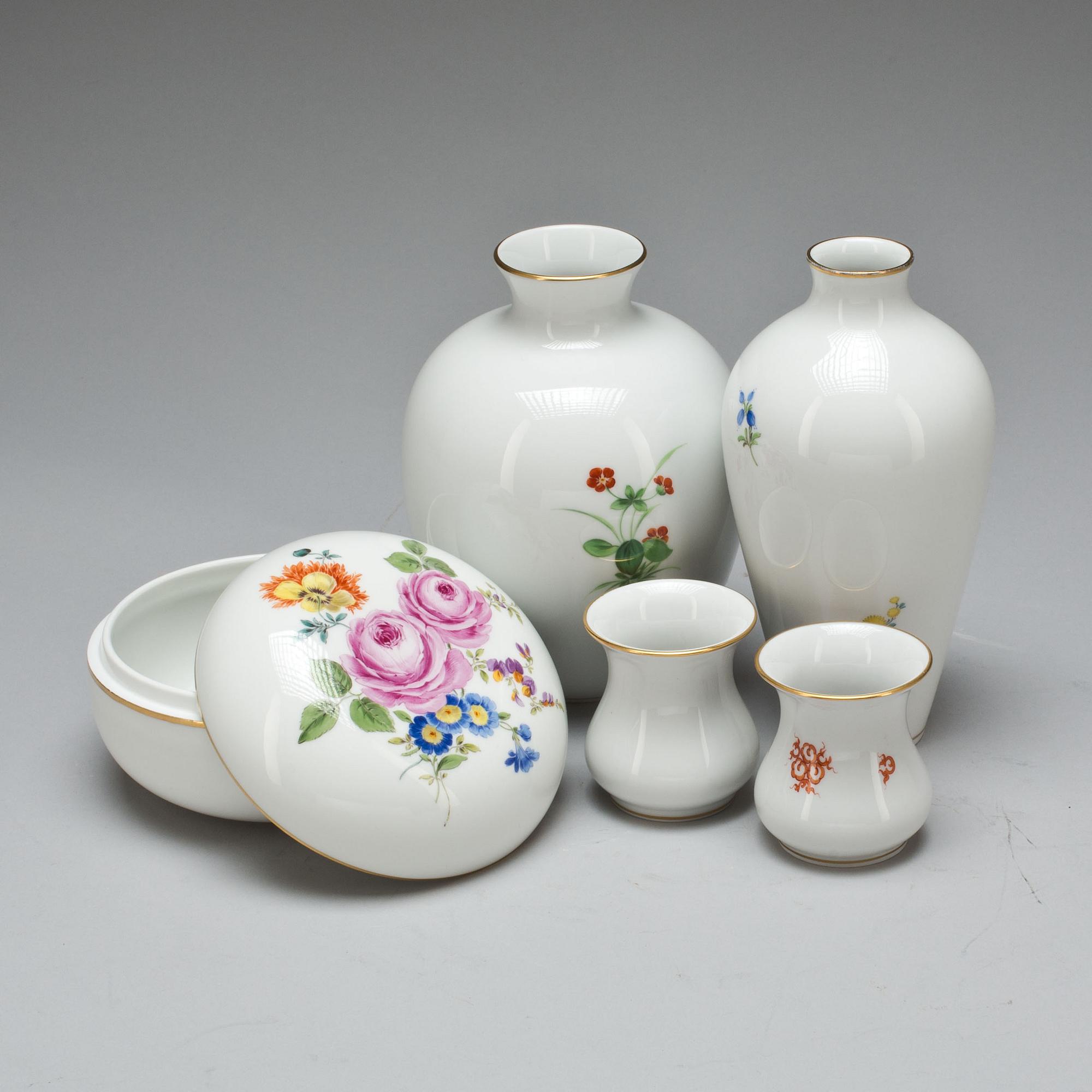 VASER, 4 st, + SKÅL MED LOCK, porslin, Meissen, 1900-talets andra hälft.