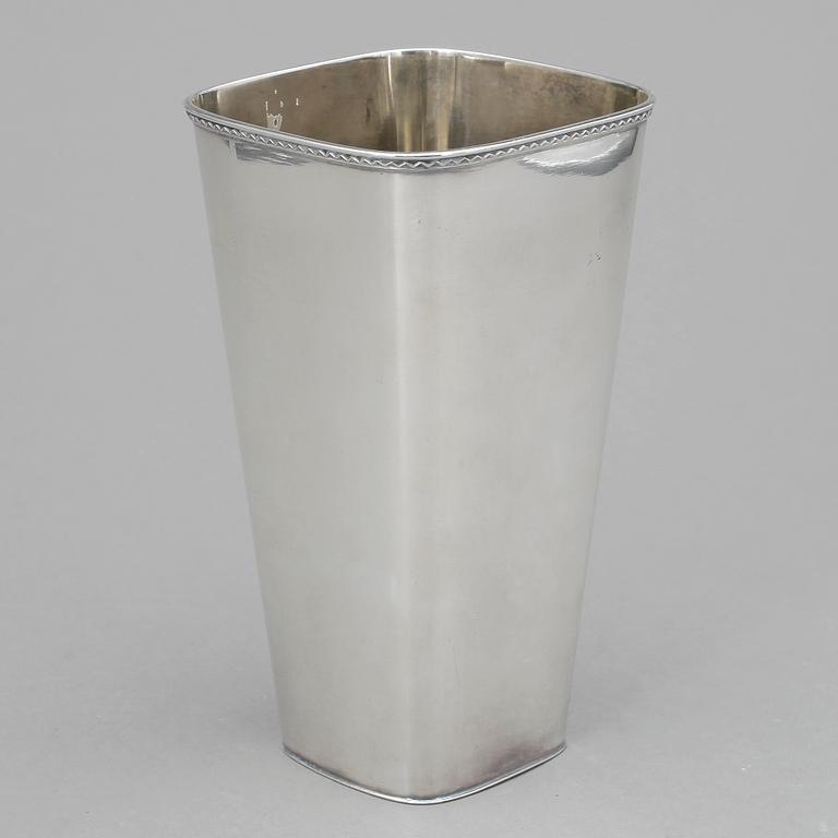 VAS, sterlingsilver, Gustaf Jansson för CG Hallberg, Stockholm, 1958. Vikt ca 362g.