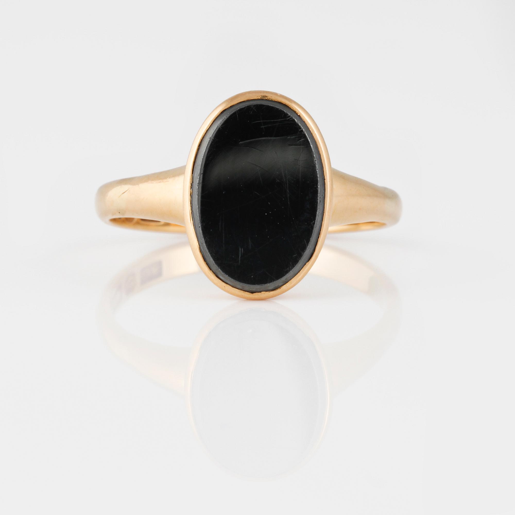 RING, 18K guld samt slipad onyx, Göteborg, 1940. Vikt 3,8 gram.