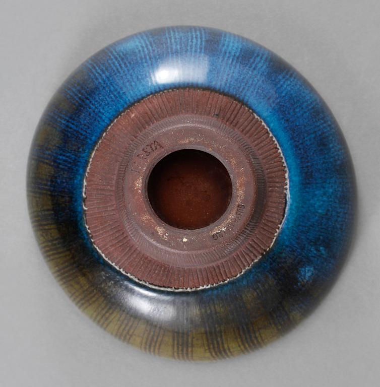 SKÅL PÅ FOT, stengods, Wilhelm Kåge, Farstagods, Gustavsbergs Studio, omkring 1900-talets mitt.