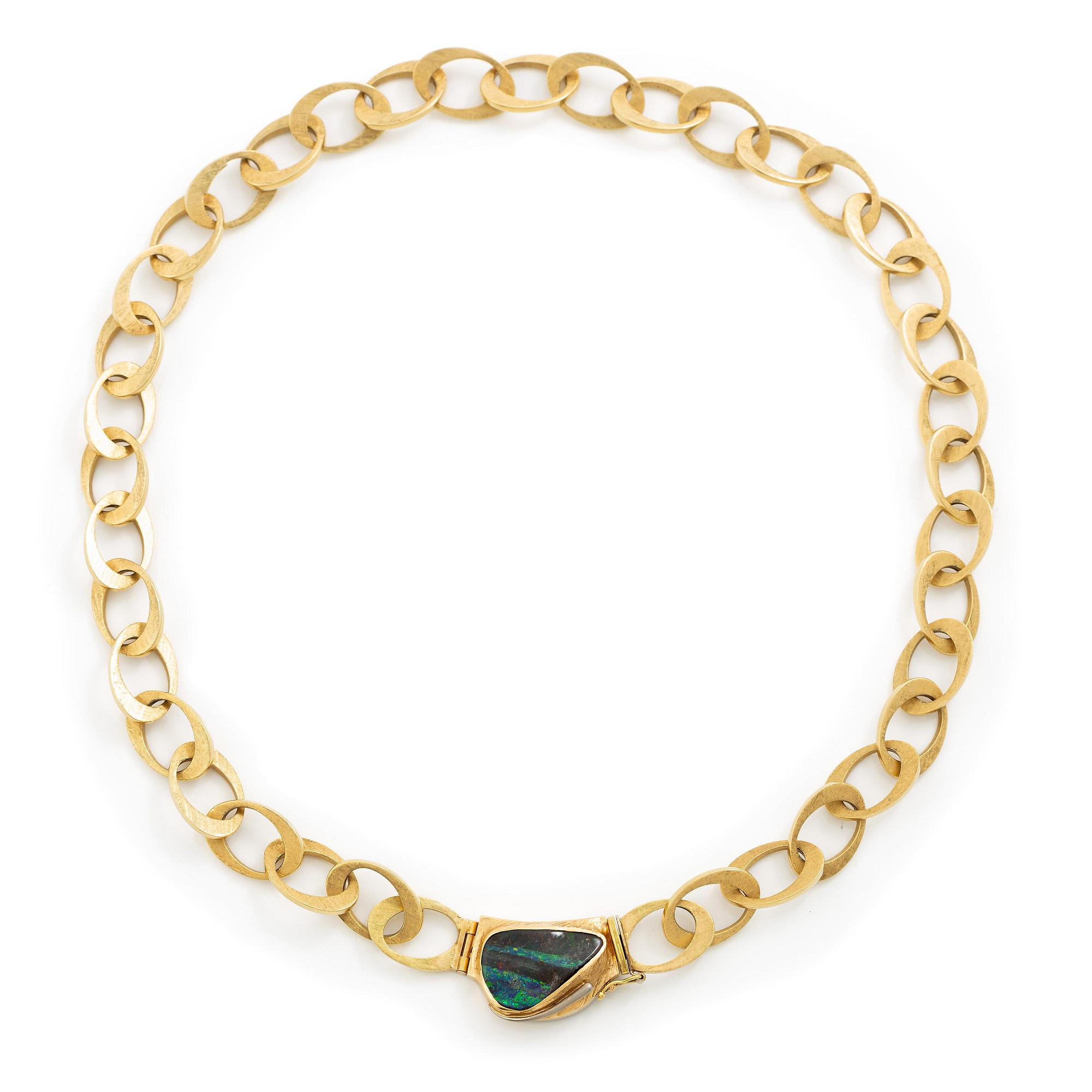 Collier 18K guld med en opal.