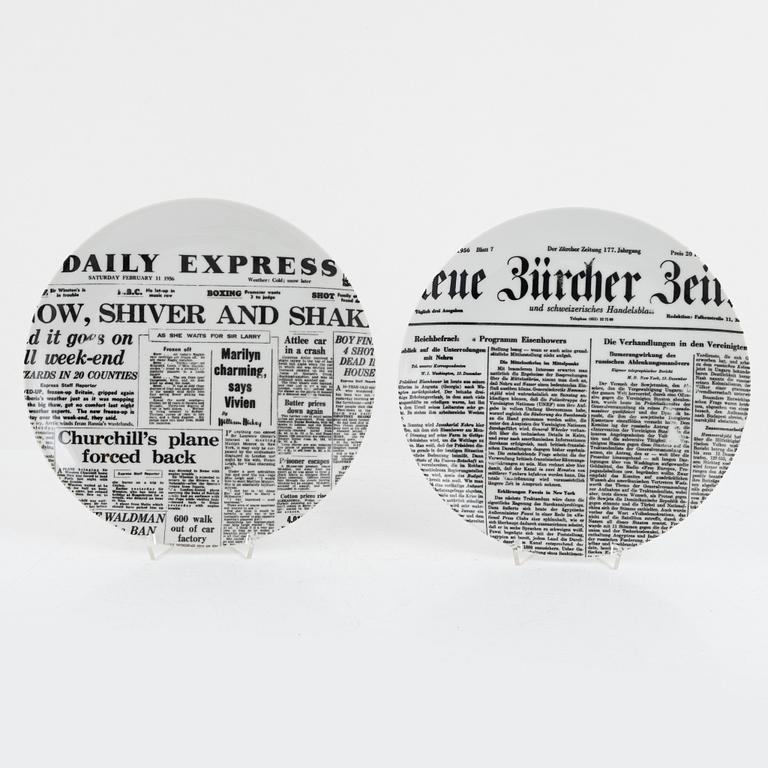 Piero Fornasetti, tallrikar, 6 st, porslin, "Giornale", Milano, Italien.