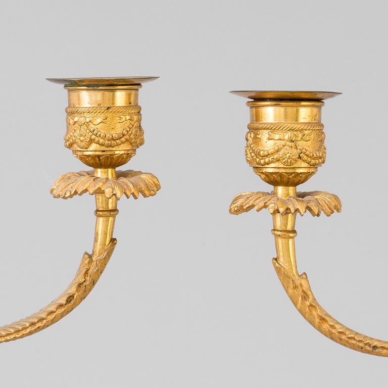 A PAIR OF BRONZE AND MARBLE CANDELABRA, late gustavian style, first half of the 20th century.