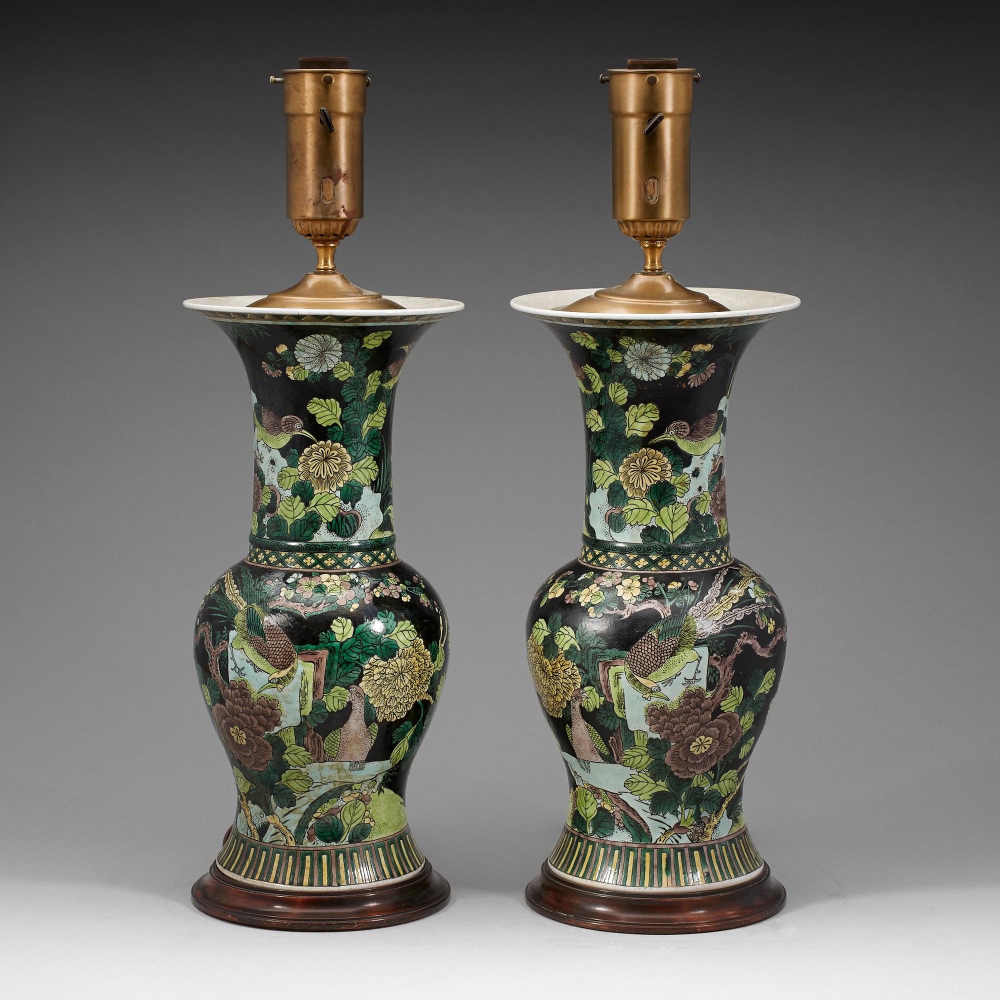 VASER/BORDSLAMPOR, ett par, porslin. Qingdynastin, 1800-tal.