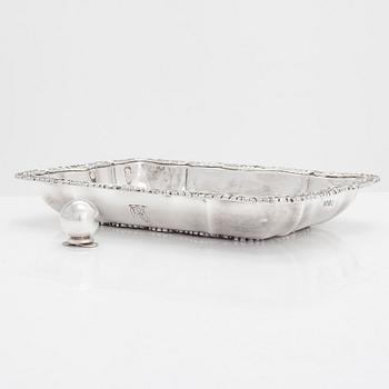 A William IV sterling silver entrée dish, maker's mark of Joseph Angell I & John Angell,  London 1834.