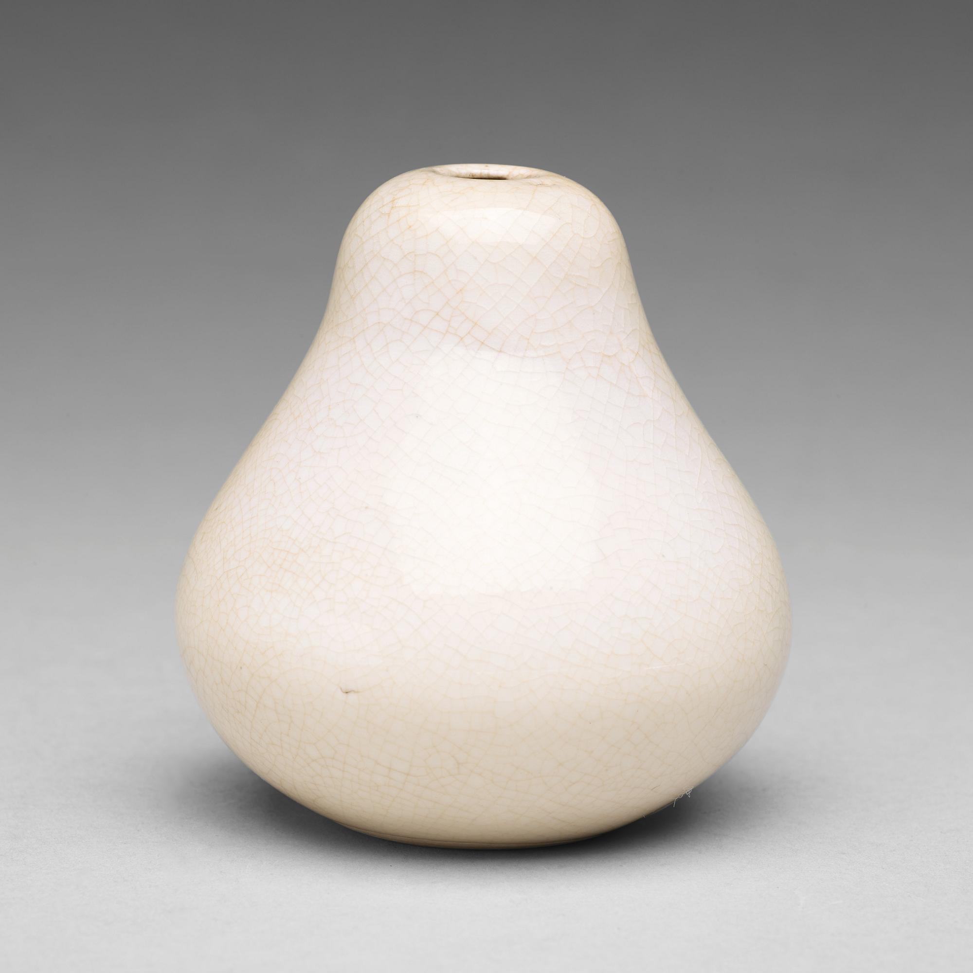 A small white ge glazed pear shaped vase/water pot, Qing dynasty, Kangxi (1662-1722).