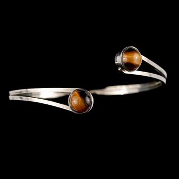 ARMBAND, silver med cabochonslipat tigeröga, stämplad MÖ, Stockholm, 1962. Vikt 16 g.