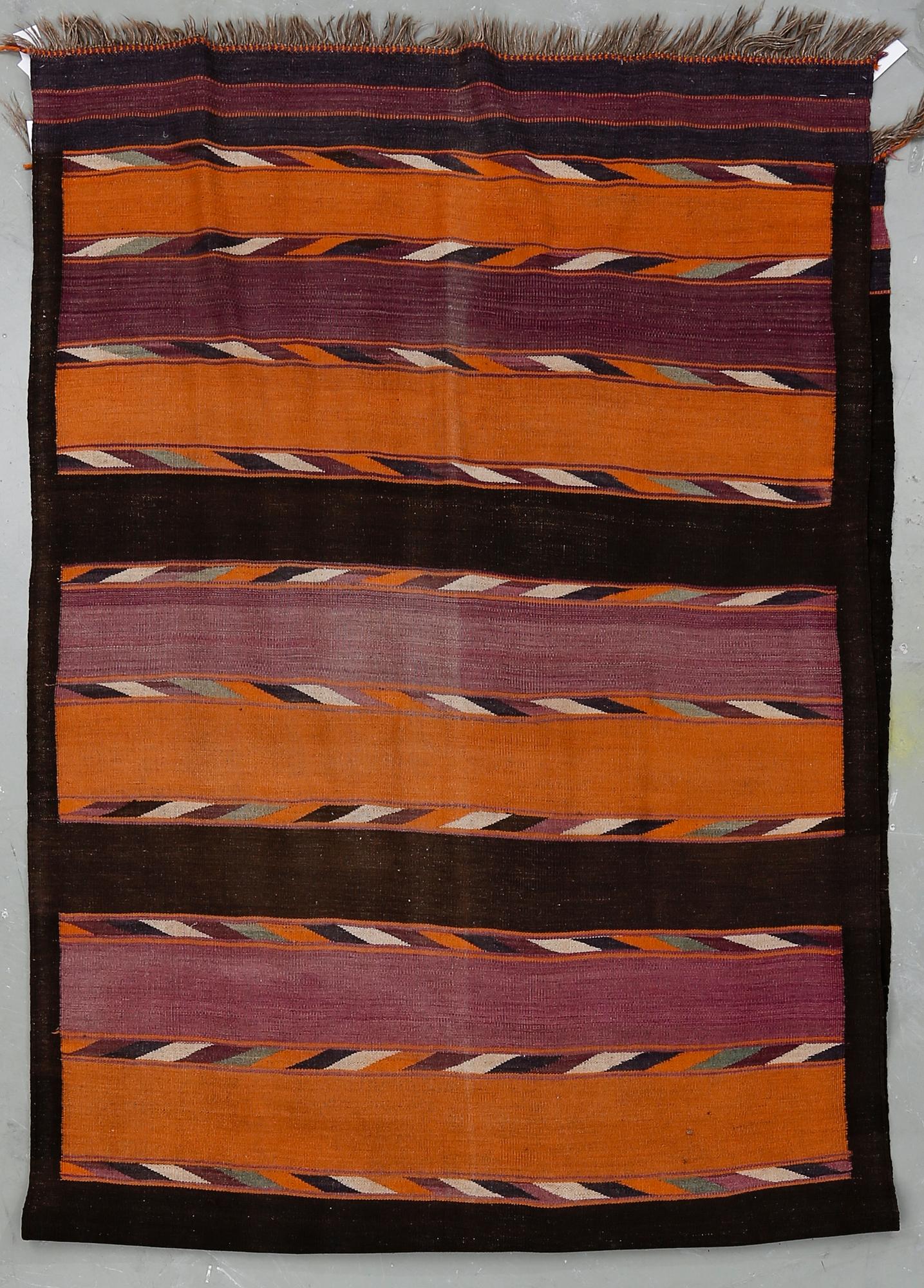 MATTA, sannolikt Persien. Ca 420x140 cm.