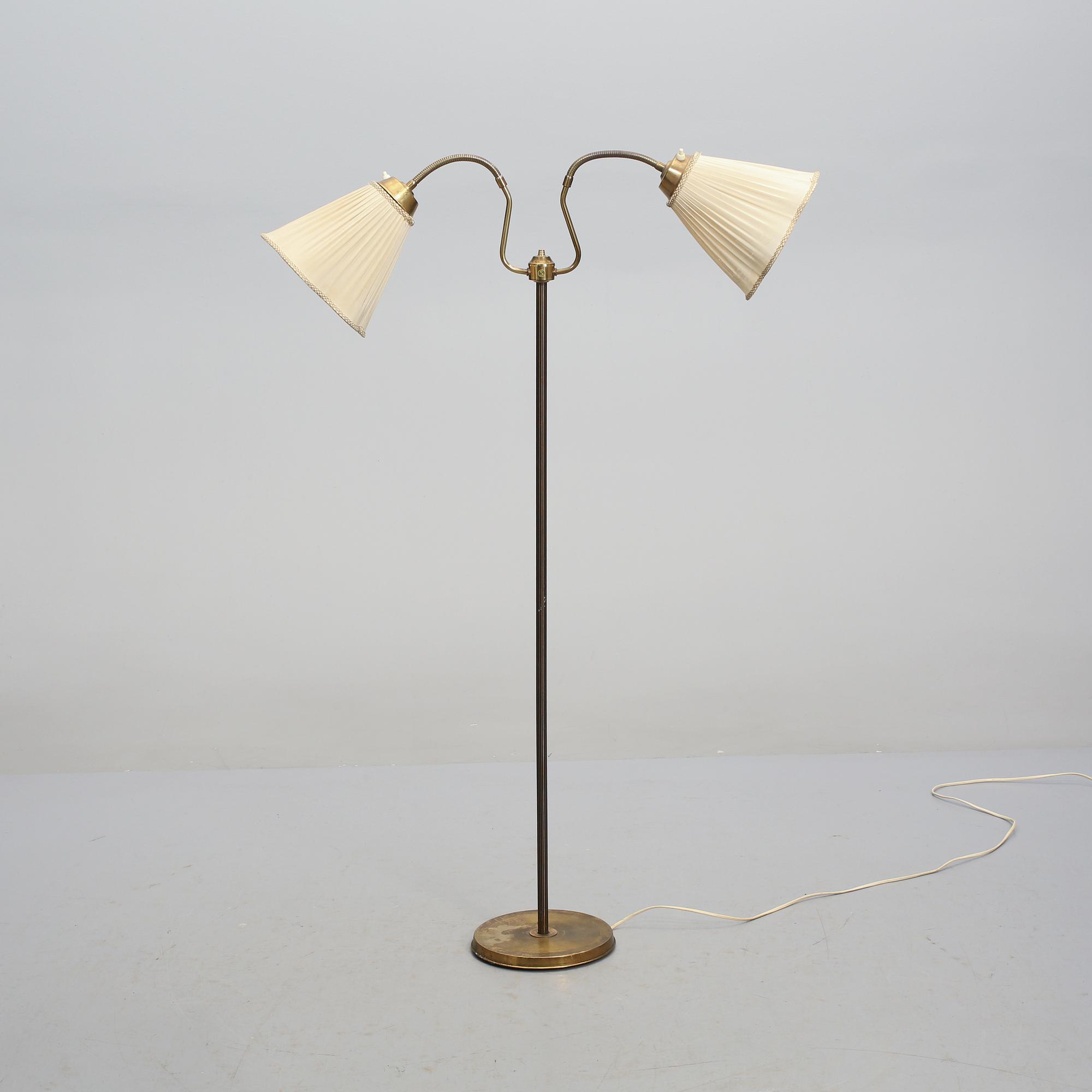 GOLVLAMPA, omkring 1900-talets mitt.