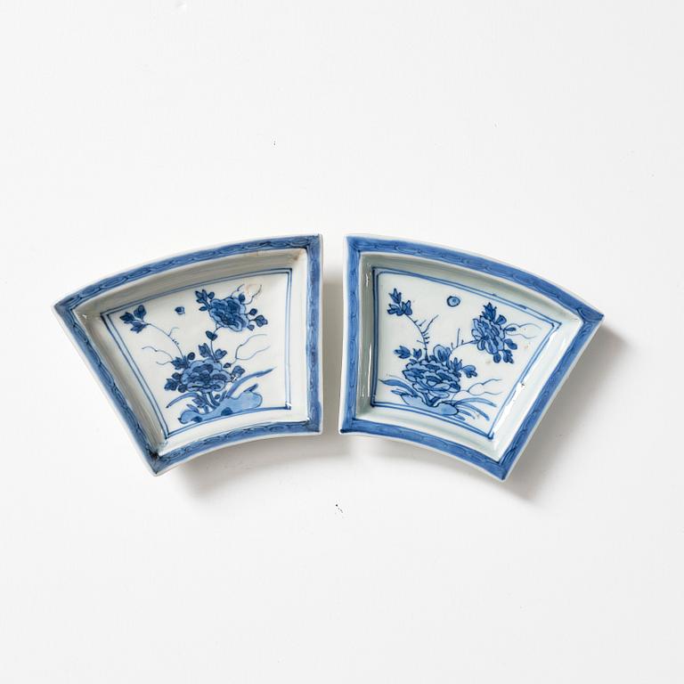 A set of two blue and white Transitional dishes, 17th Century.