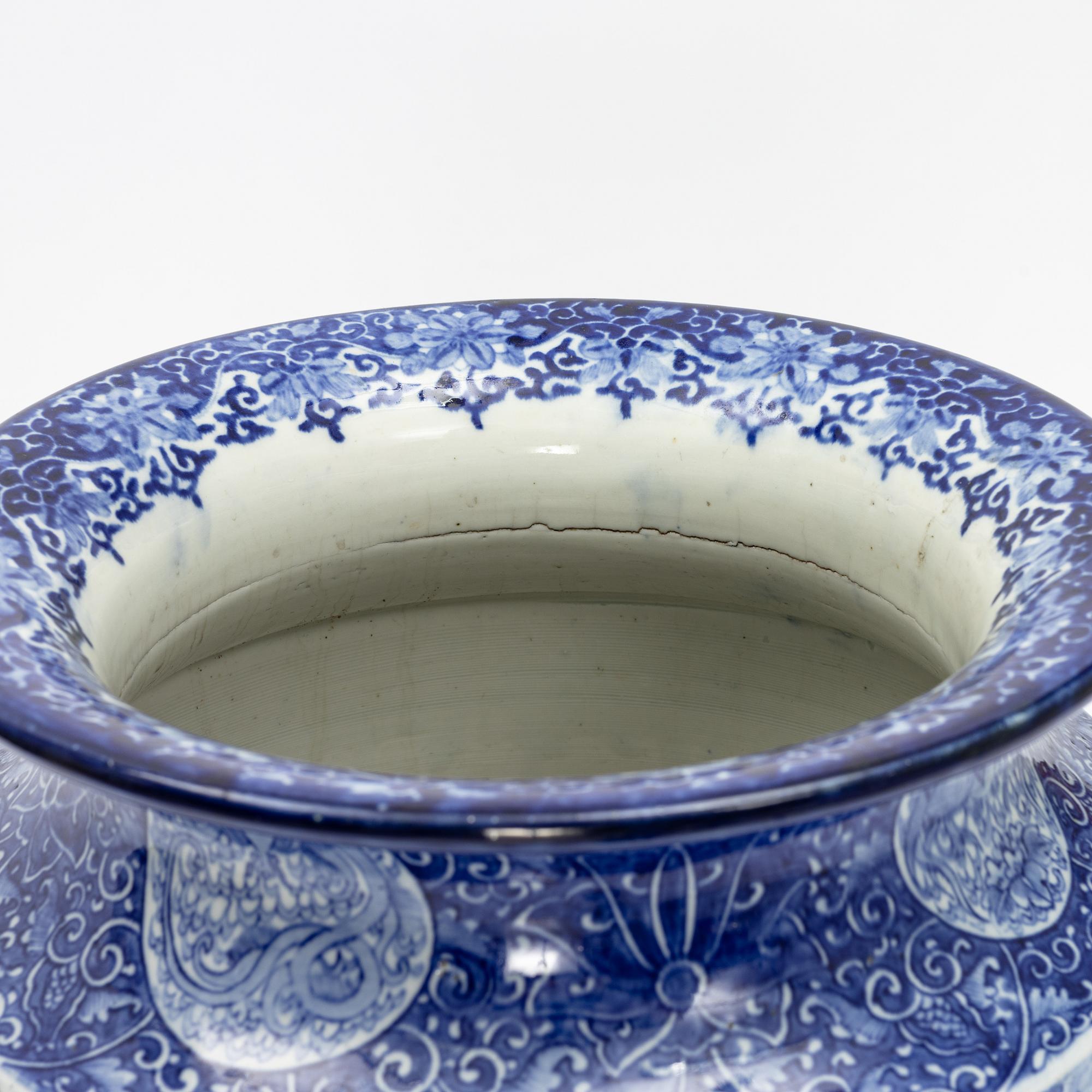 A large porcelain vase, Japan, first half of the 20th Century.