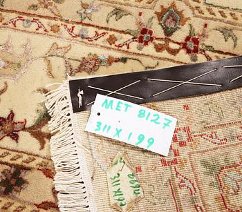 A Tabriz carpet, part silk, c. 311 x 199 cm.