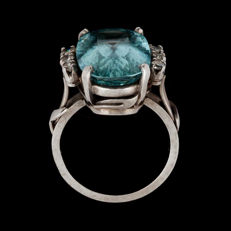 RING, 18k vitguld med briljantslipade diamanter tot ca 0,30 ct samt fasettslipad akvamarin. Vikt ca 10 g.