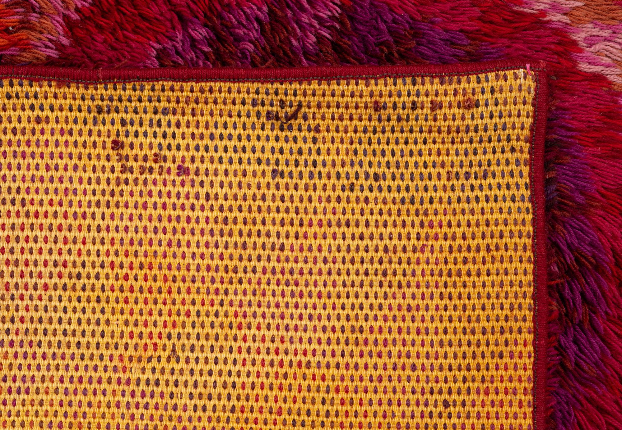 Marjatta Metsovaara, ryamatta, "Simpukka", röd, ca. 170 x 135.