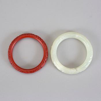 ARMBAND, 2 st. Kina, 1900-tal. Jade och lack.