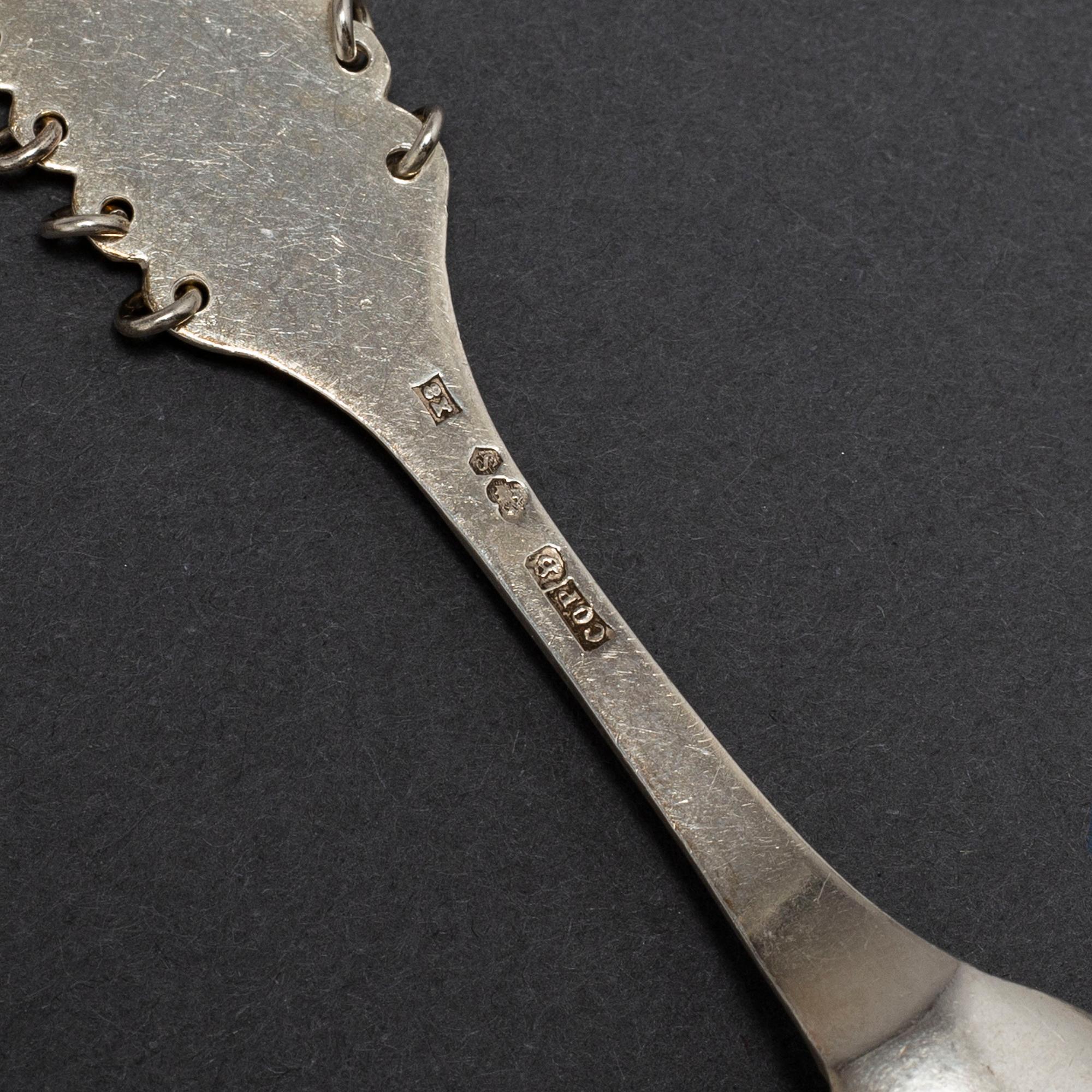 A SILVER CAKE KNIFE AND 12 COFFEE SPOONS, samian, second half of the 20th century.