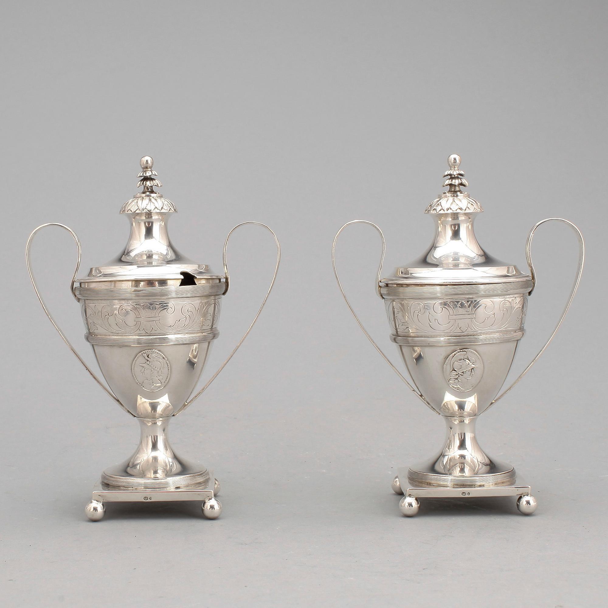 SOCKERSKÅLAR/SENAPSKANNOR, ett par, silver, empirestil, svenska importstämplar, 1900-tal. Vikt ca 340g.
