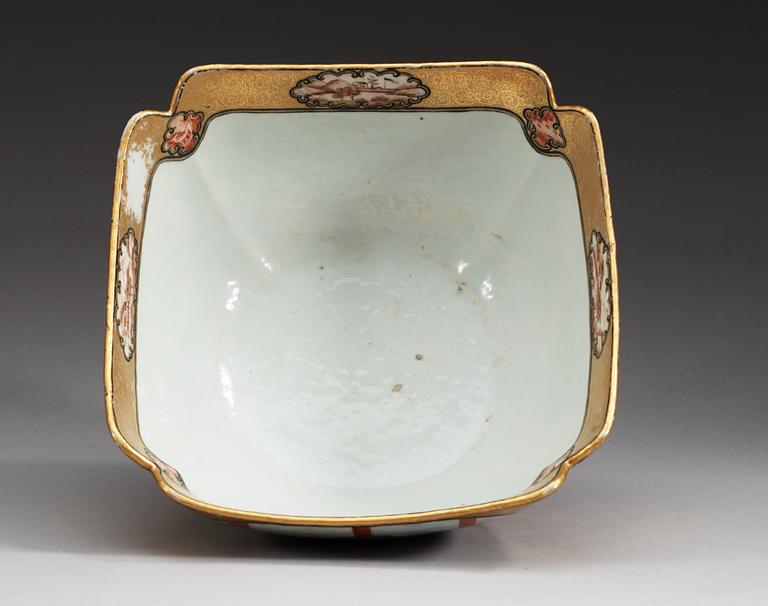 A Canton famille rose 'Rockefeller-pattern'  bowl, Qing dynasty, ca 1800.