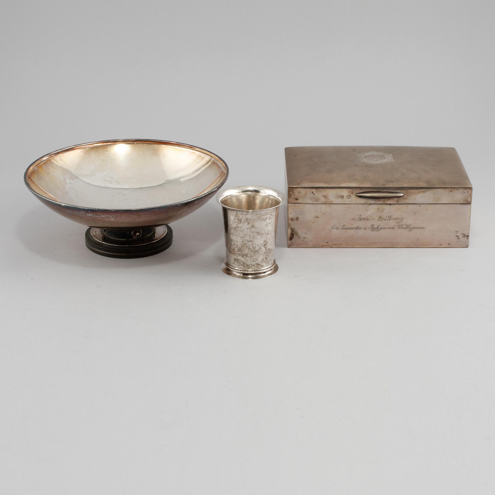 SKÅL PÅ FOT, POKAL samt CIGARRLÅDA, silver, Stockholm, 1900-talets första hälft.