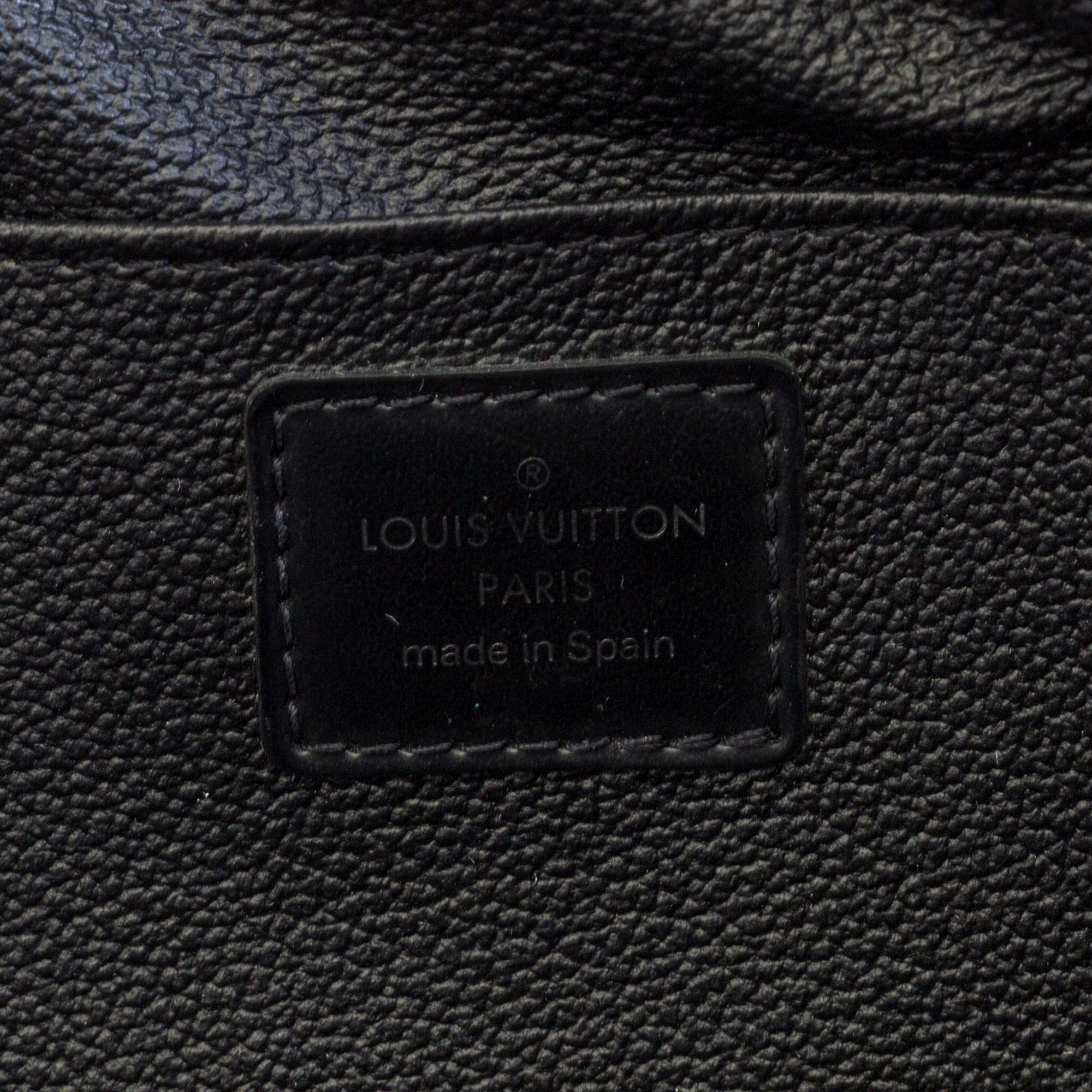TAIGA TOILETRY POUCH GM, Louis Vuitton.