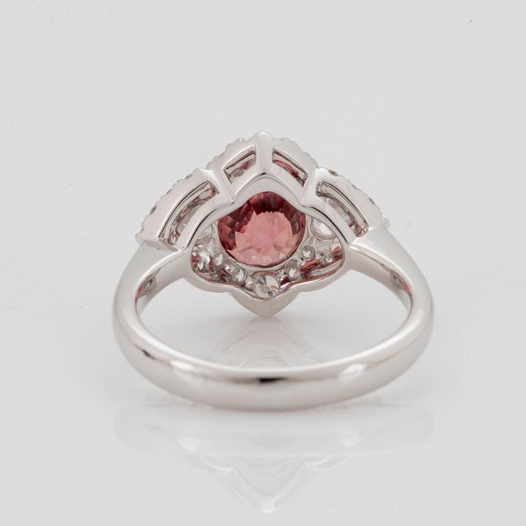 RING med en oval briljantslipad padparadscha safir.