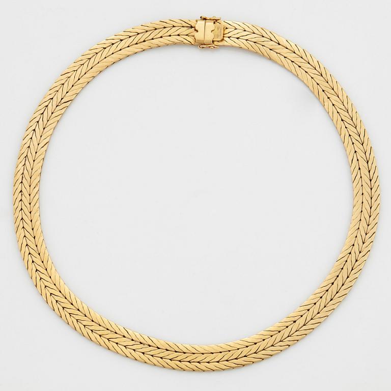 An 18K gold necklace.