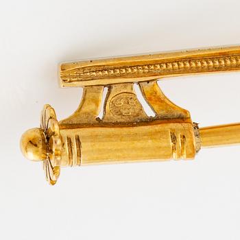 Brooch 18K gold and platinum with a half-pearl and round brilliant and rose-cut diamonds.