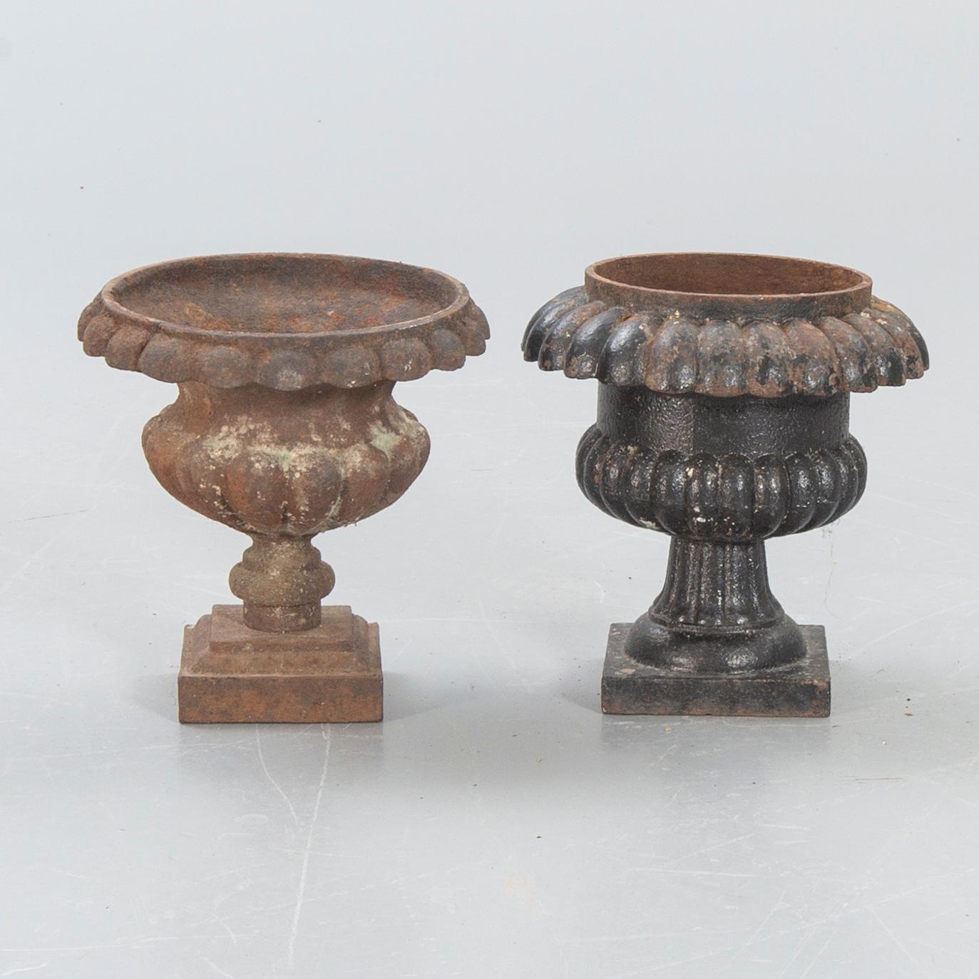 Trädgårdsurnor, 2 st, 1900-talets första hälft, gjutjärn.