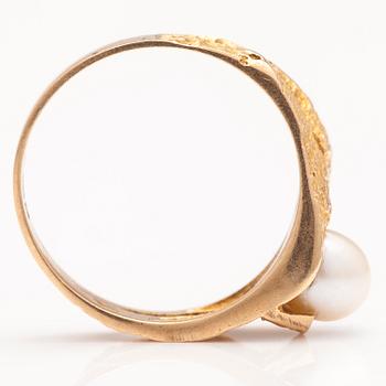 BJÖRN WECKSTRÖM, A 14K gold ring with a cultured pearl "Polar spring". Lappoina 1970.