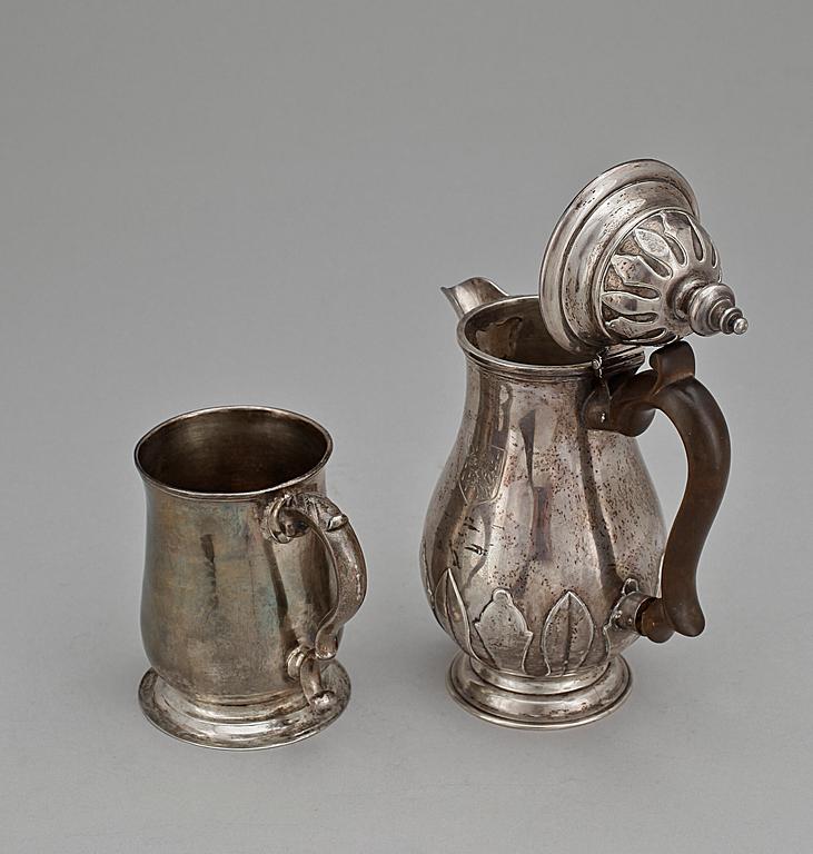 MUGG samt CHOKLADKANNA, silver, bland annat möjl. William Shaw & William Priest London 1757-58 , London. Vikt tot 652g.