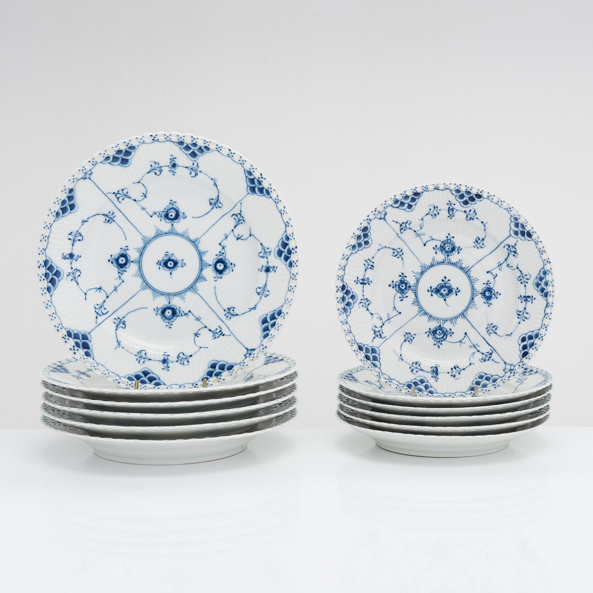 Royal Copenhagen, A 12-piece set of 'Musselmalet Helblond' porcelain dinner plates.