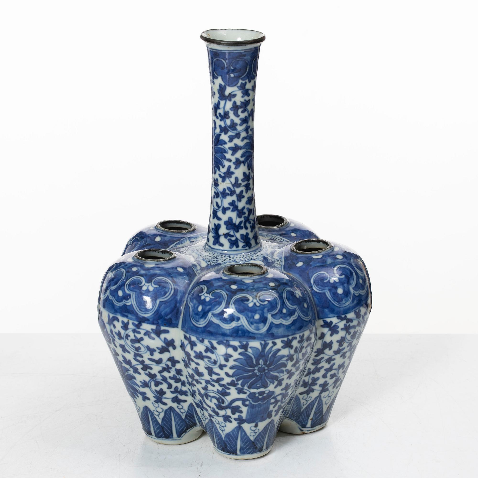 A blue and white tulip vase, Qing dynasty, circa 1900.