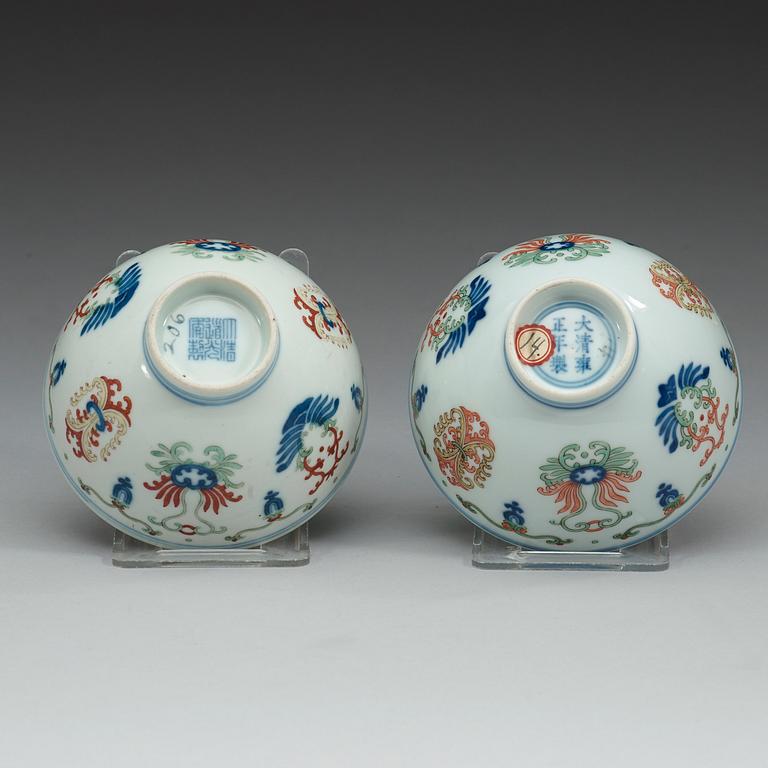 SKÅLAR, två stycken, porslin. Qing dynastin, med Yongzhengs sex karaktäreras märke respektive Daoguangs sigillmärke.