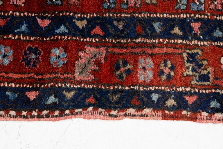 A runner carpet, 435 x 108 cm.