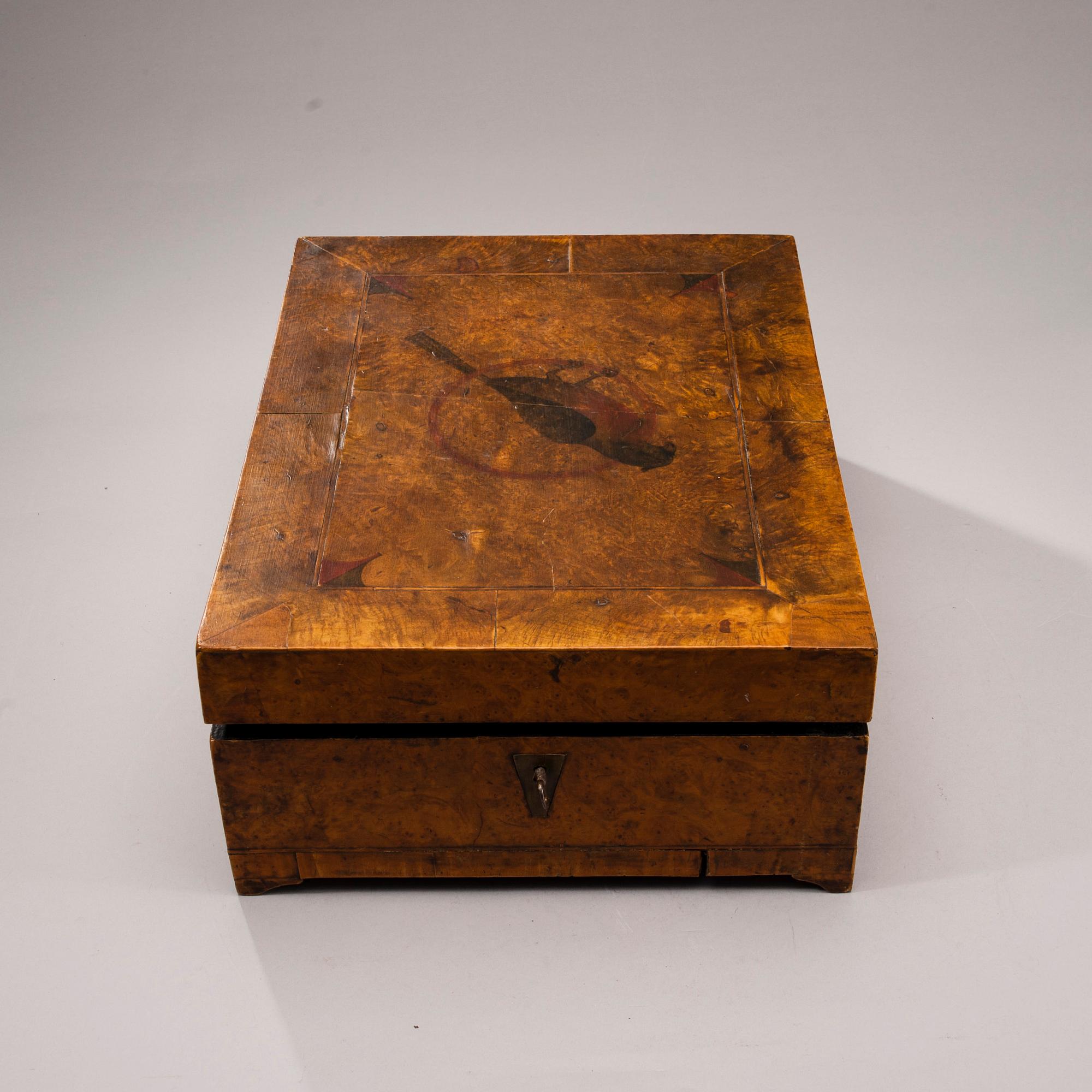 RAKSKRIN / SMYCKESSKRIN, masurbjörkfanerad, 1800-talets första hälft.