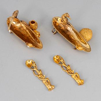 A pair of 14ct gold salt-cellars and spoons, unmarked.