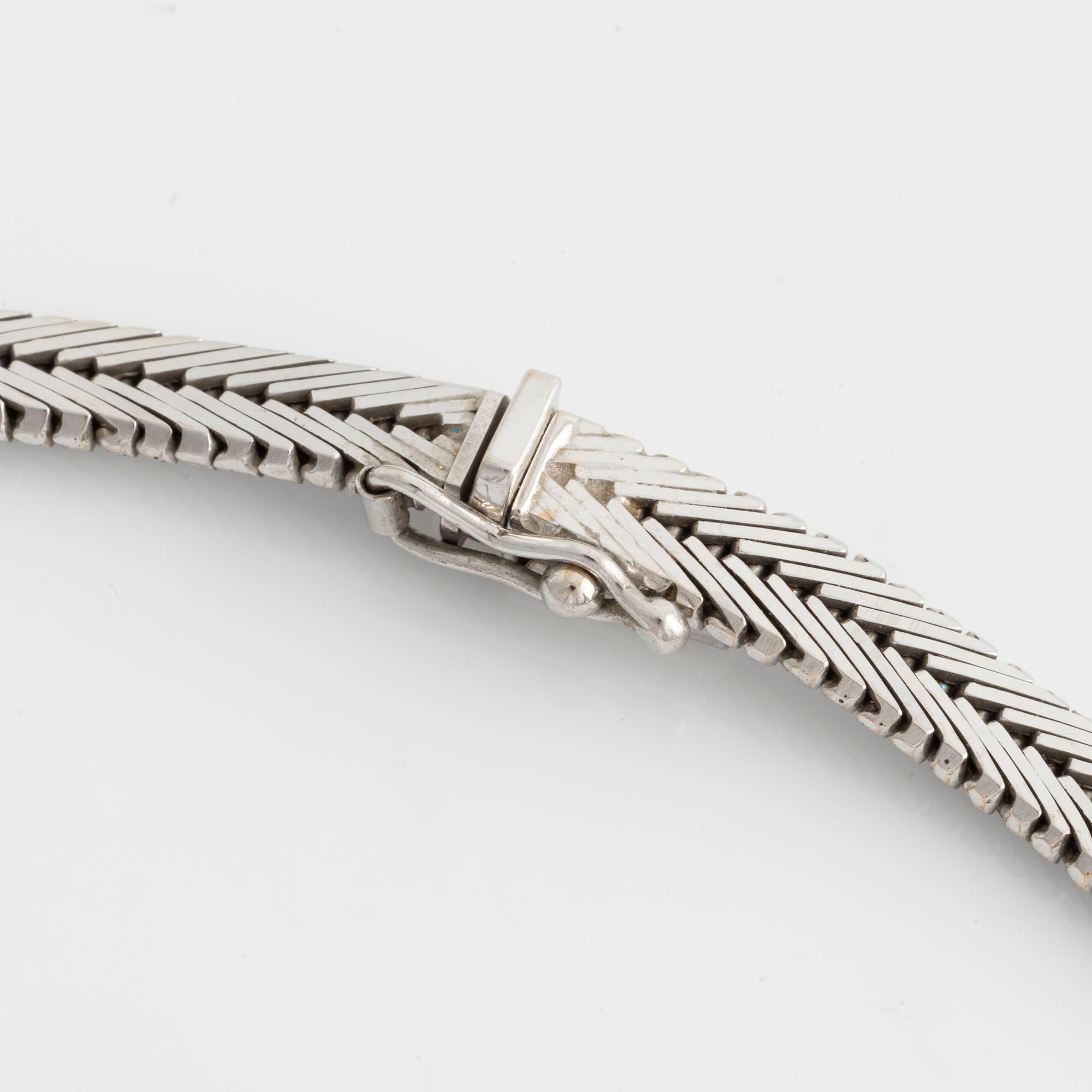 Bucherer, collier vitguld med 11 st briljantslipade diamanter.