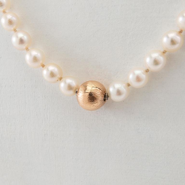 Ole Lynggaard, Clasp in 18K gold with a necklace of cultured pearls and a pendant in 18K white gold set with a round brilliant-cut diamond.