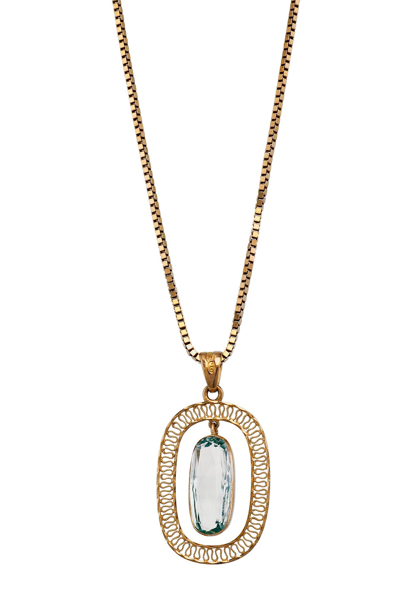 A PENDANT WITH CHAIN.